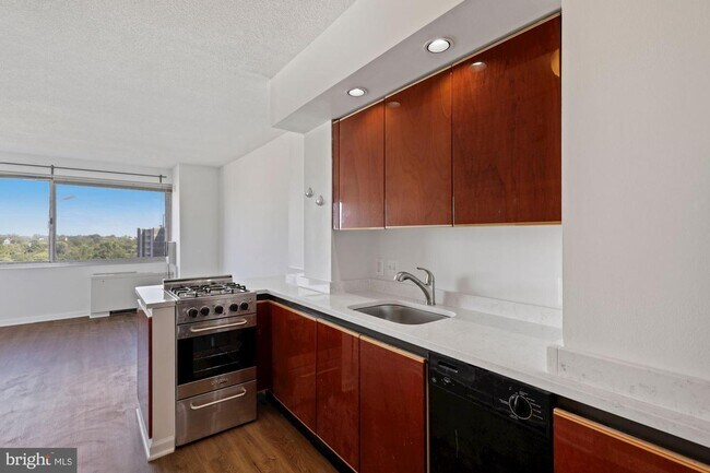 Foto del edificio - 5500 Friendship Blvd