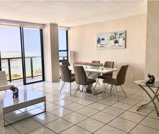 Foto del edificio - 600 NE 36th St
