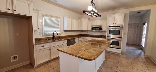 Foto del edificio - Gorgeous 5 bedroom 3 full bath home for rent