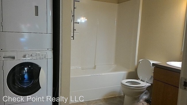 Foto del edificio - 1 br, 1 bath House - 8015 N Leavitt Ave
