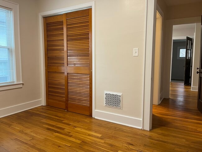 Building Photo - 242 Forest Hill Dr