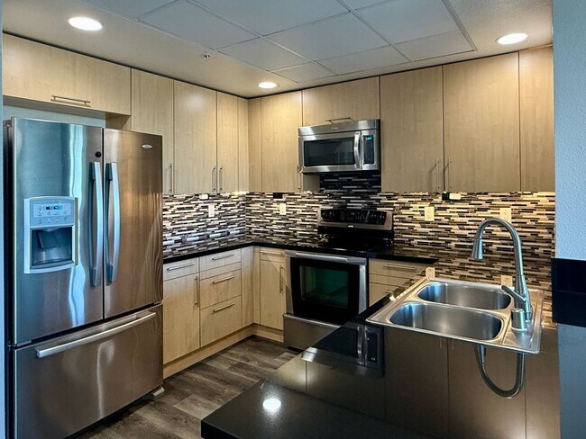 Foto del edificio - Spacious, Luxurious Modern 2 Bedroom, 2 Bathroom condo on the Top Floor of the Highly Desired Pla...