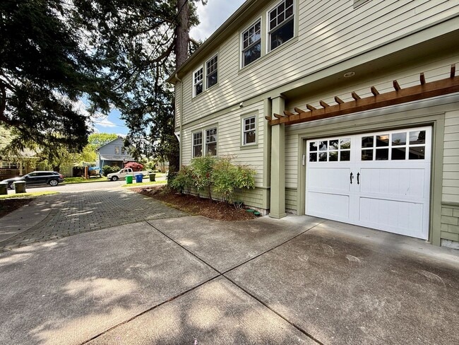 Building Photo - 1723-1727 SE Nehalem St