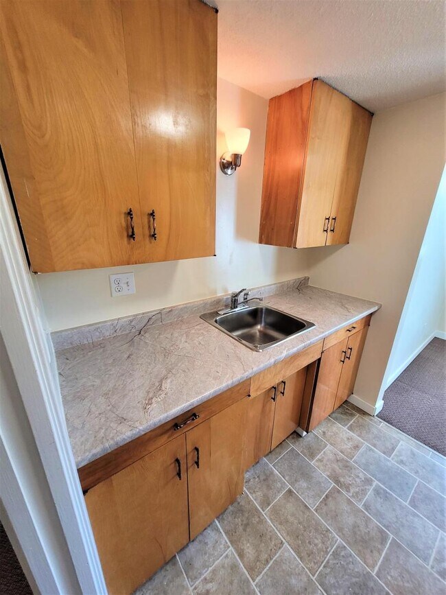 Building Photo - 1 bedroom in Quesnel BC V2J 2S1