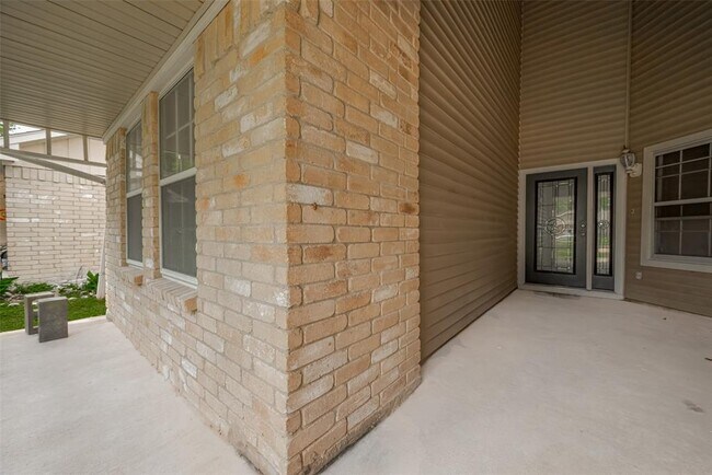 Building Photo - 15934 Barbarossa Dr