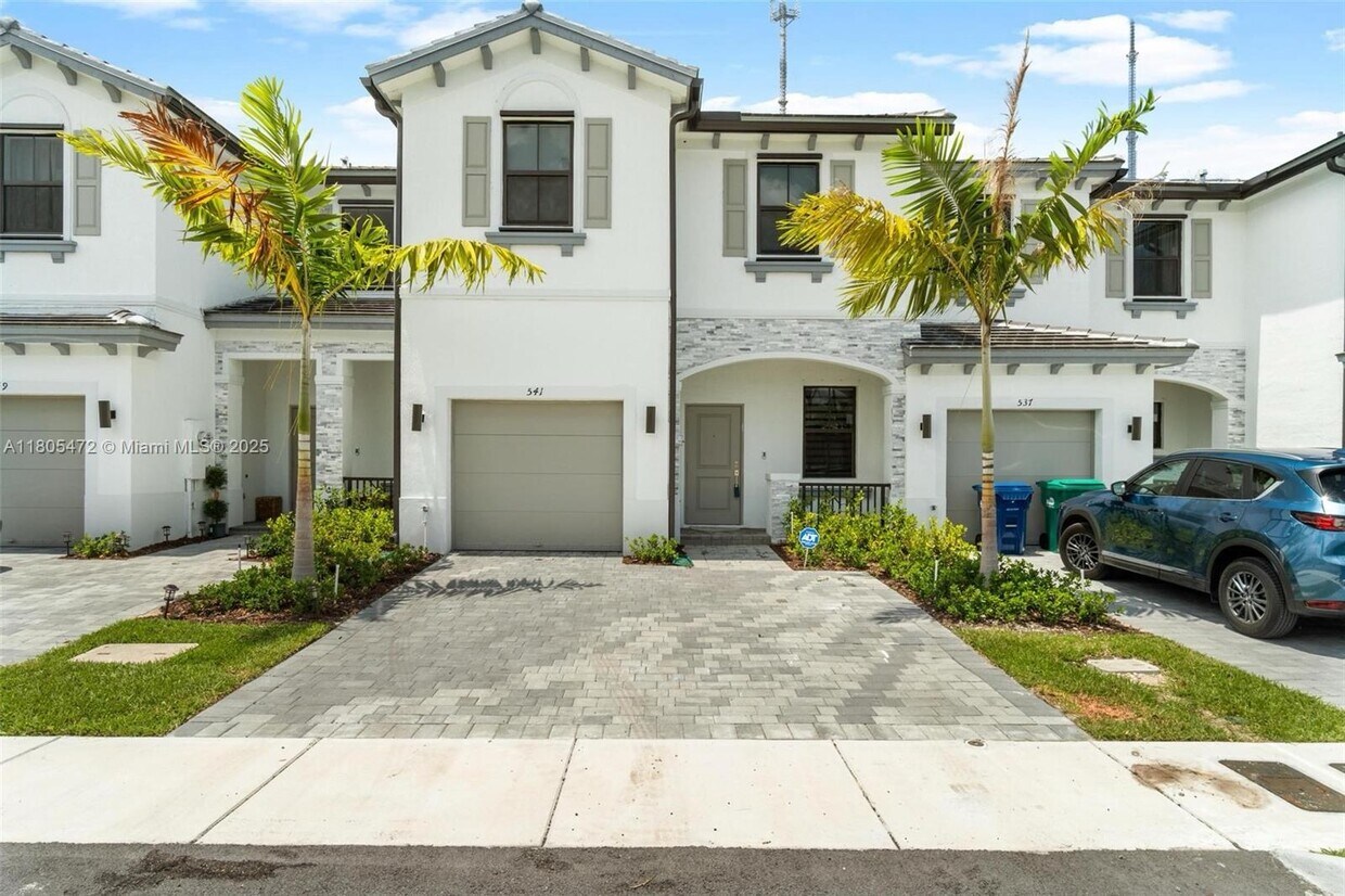 Foto principal - 541 NW 204th St