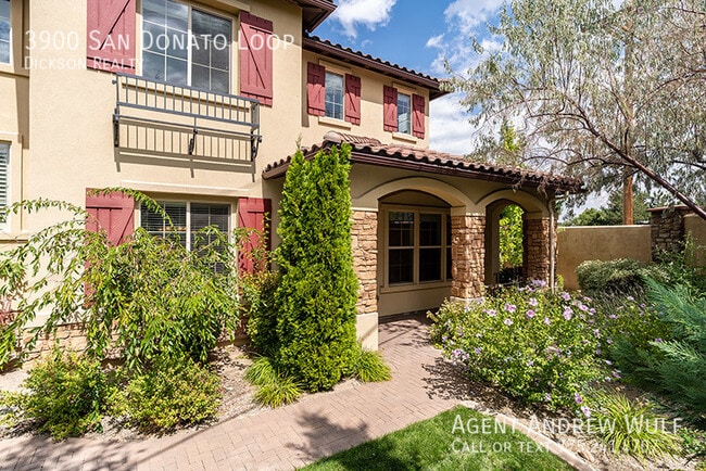 Building Photo - Beautiful and Spacious Townhome!