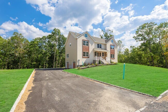 Building Photo - 2 Hallock Ct