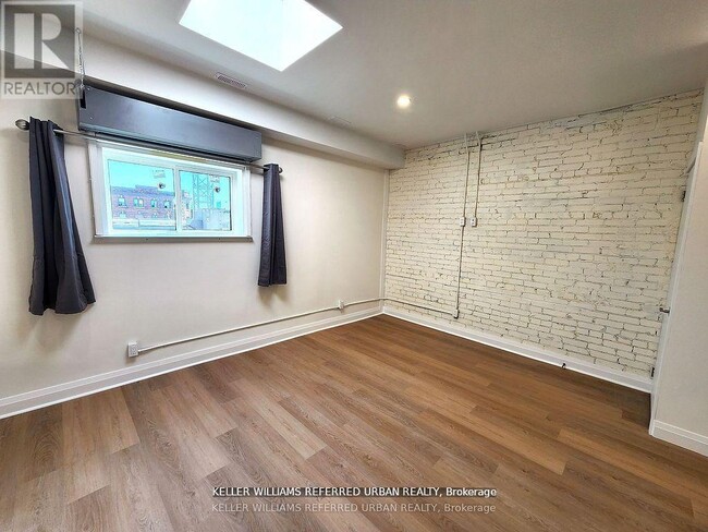 Photo du bâtiment - 998 Bloor St W