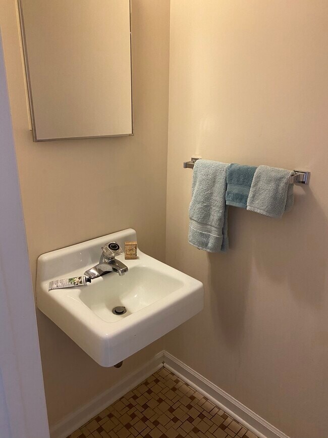 Medio baño - 105 Fidelity St
