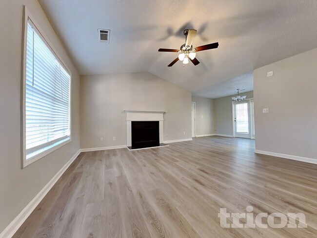 Foto del edificio - 404 Wolf Creek Ct