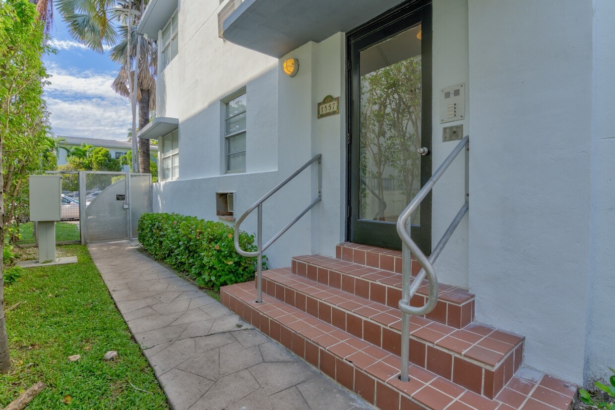 Primary Photo - 1557 Meridian Ave