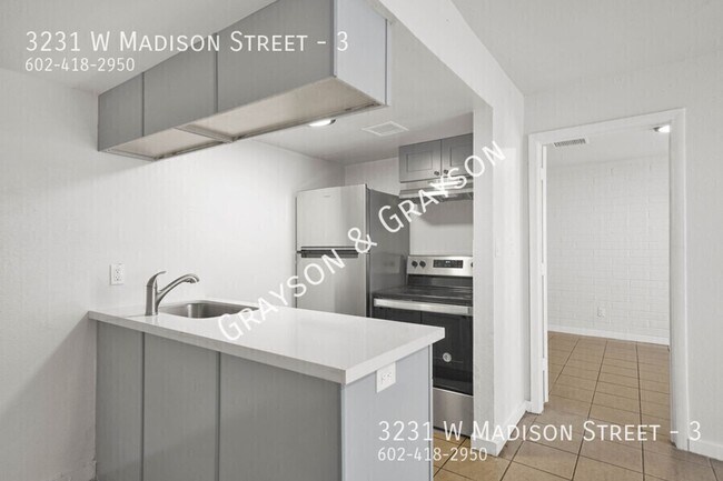 Foto del edificio - 3231 W Madison St