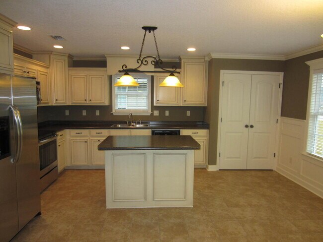 Building Photo - Beautiful home in the Nelson Hill Subdivision