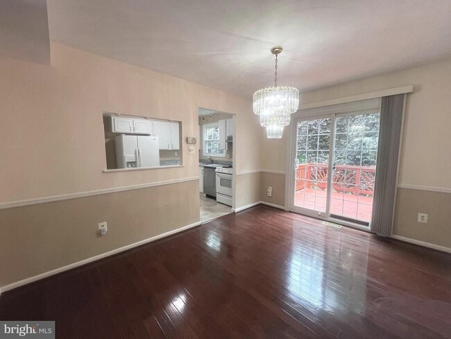 Building Photo - Beautiful 3 bedroom 2.5 bath townhouse in ...