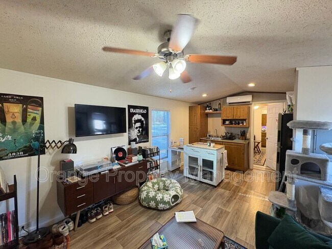 Foto del edificio - 910 Cedar Village Ln