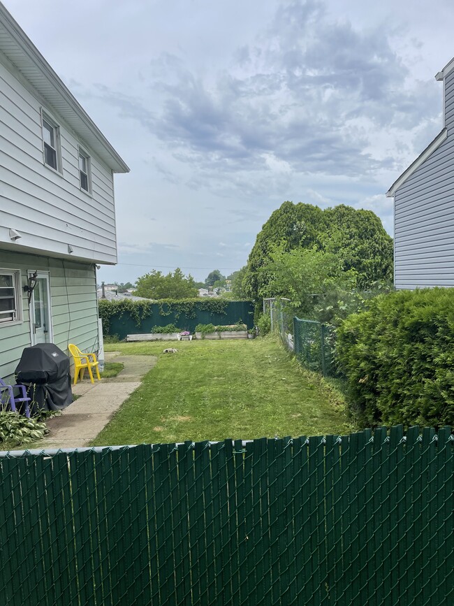 Side yard - 29 Monroe Pl