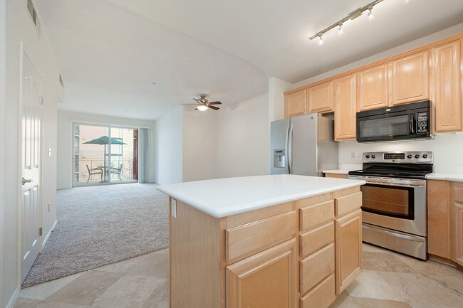 Kitchen with breakfast bar - 235 Market St