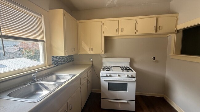 Building Photo - 2010 Taft St