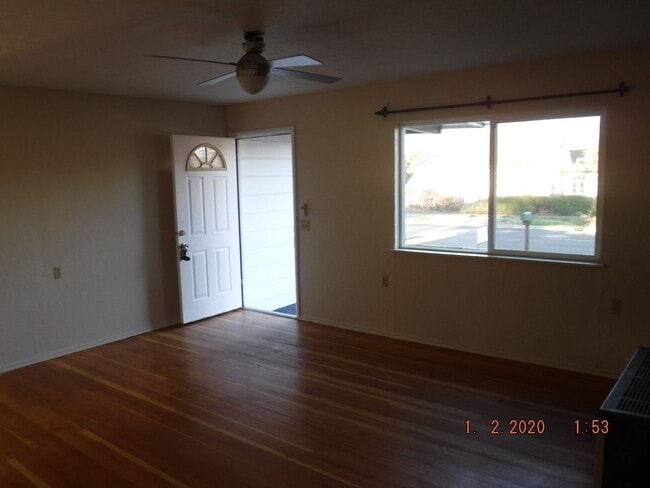 Building Photo - Three Bedroom House in Talent