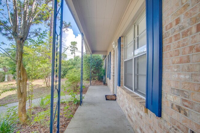 Foto del edificio - Updated Southwest Pensacola 3BR Home Near NAS Pensacola with Garage & Fenced Backyard