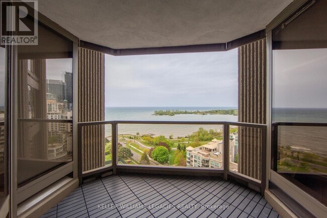 Photo du bâtiment - 2045-2045 Lake Shore Blvd W