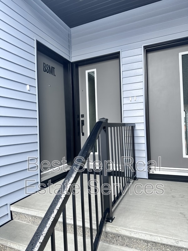 Photo du bâtiment - 7717-174A 174A Ave NW