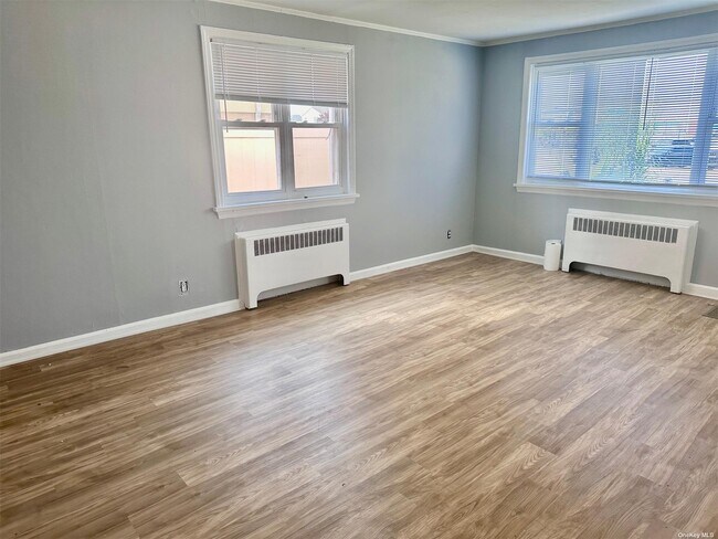 Building Photo - 646 E Park Ave