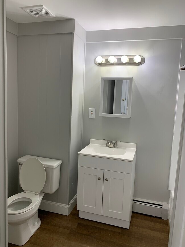 Baño completo (con closet de baño) - 46 Jeffers St