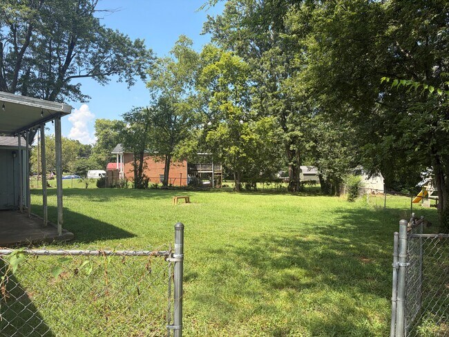 Foto del edificio - 109 Hutchinson Dr