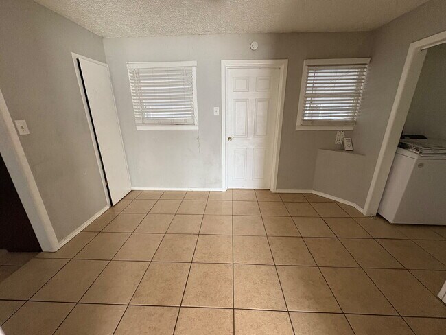 Foto del edificio - Stunning Three Bedroom Home with Detached Efficiency!