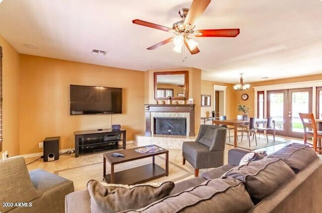 Building Photo - Beautiful Tempe home with pebbletec diving...