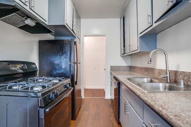 Photo - 537 E Hyde Park Blvd Apartment