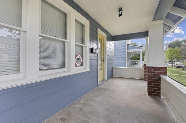 Building Photo - 1555 Briarwood Ave