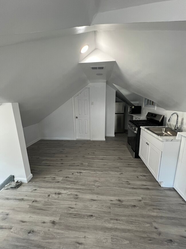 Building Photo - 1341 E 2nd St