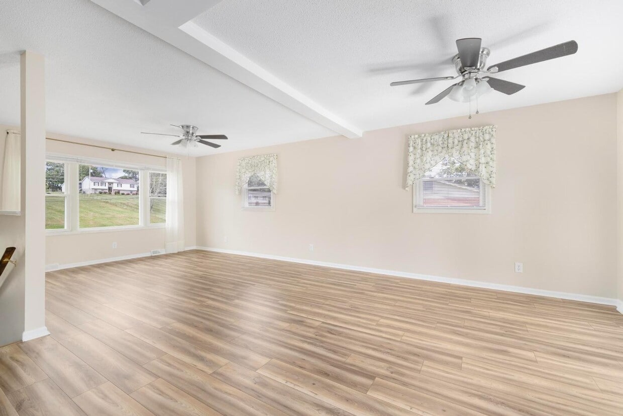 Foto principal - 130 Greenmeadow Ln