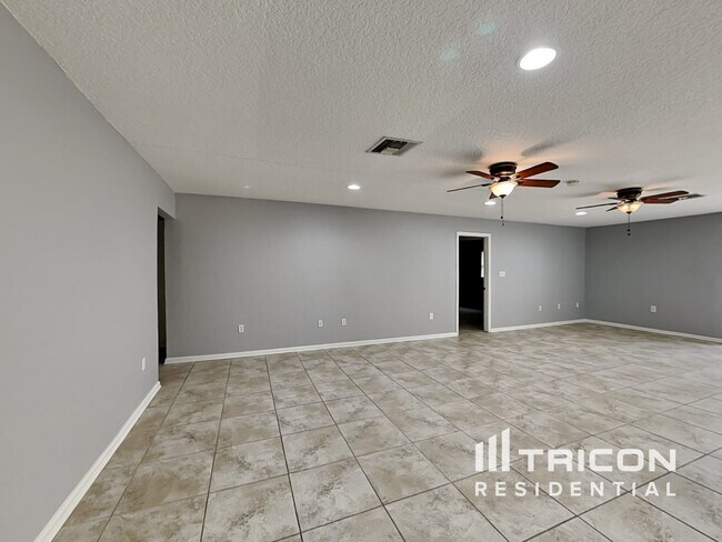 Foto del edificio - 4552 Tampa Downs Blvd