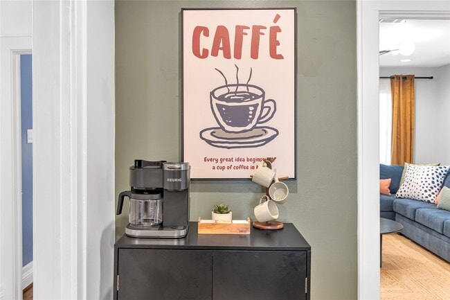 Building Photo - 725 Peddie St