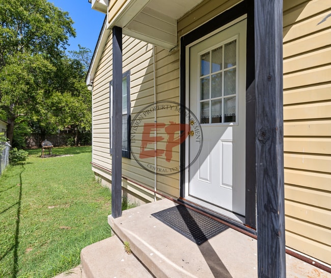 Building Photo - 1212 Lewis St