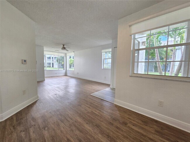 Foto del edificio - 2890 N Oakland Forest Dr