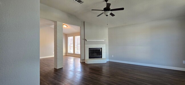 Foto del edificio - SOUTH ARLINGTON HOME COMES WITH ALL APPLIA...