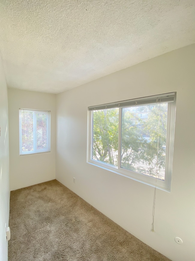 Building Photo - One Bedroom Condo Across From USD