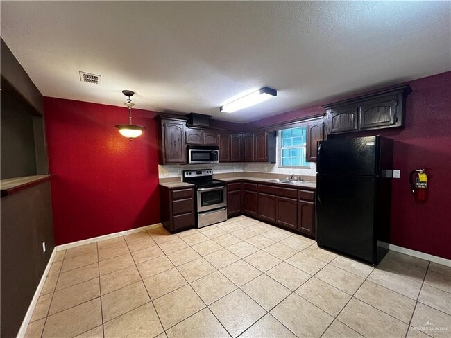 Building Photo - 906 Gonzalez Dr