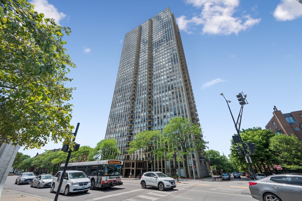 Foto principal - 1660 N LaSalle Dr