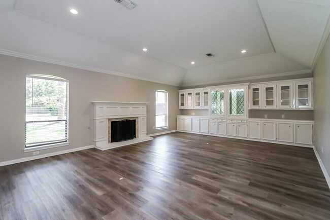 Building Photo - 928 Victoria Dr