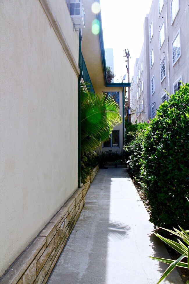 Building Photo - 307 S Clark Dr