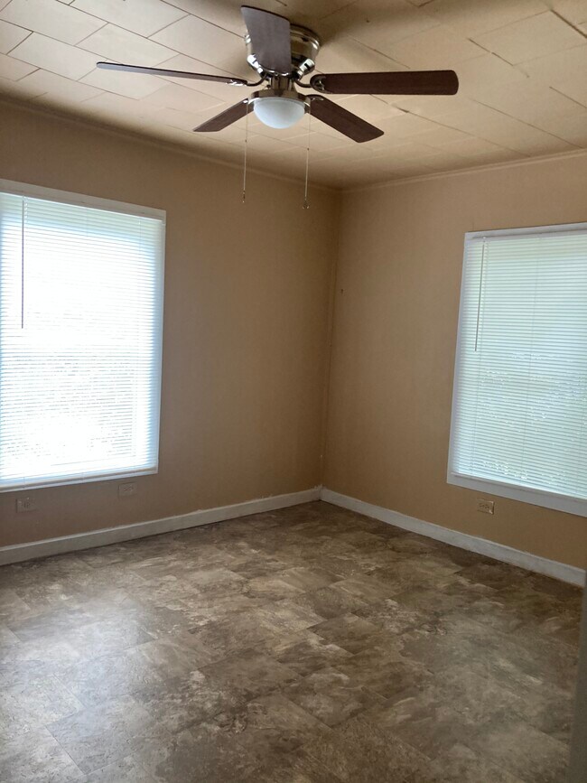 Bedroom - 711 Lamar Ave