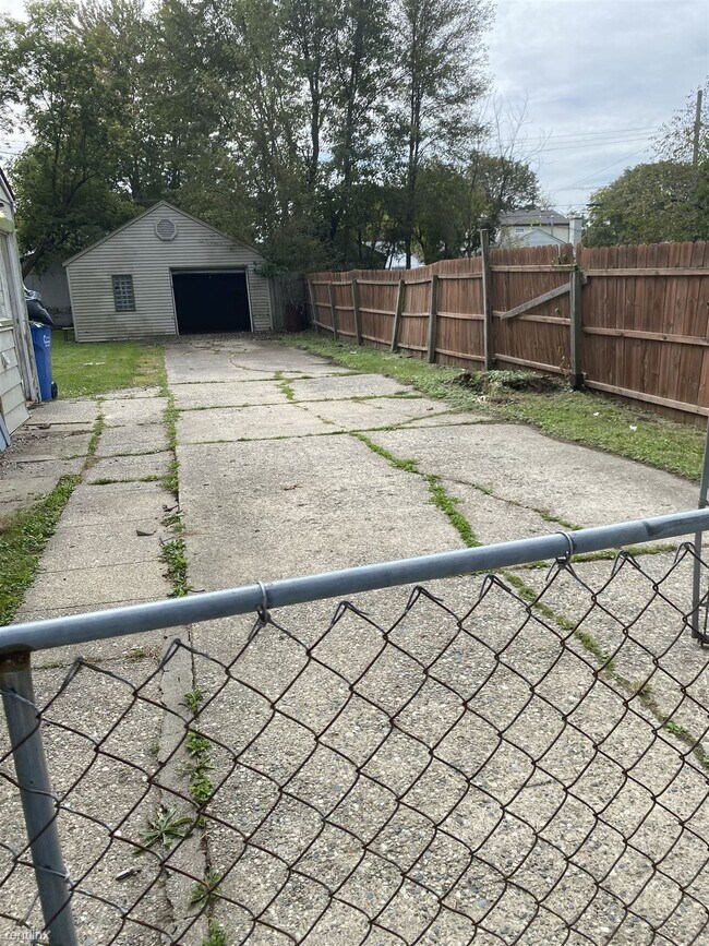 Foto del edificio - 3 br, 1 bath House - 12732 Couwlier Ave 12...