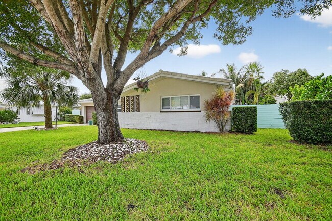 Building Photo - 113 Park Ln E