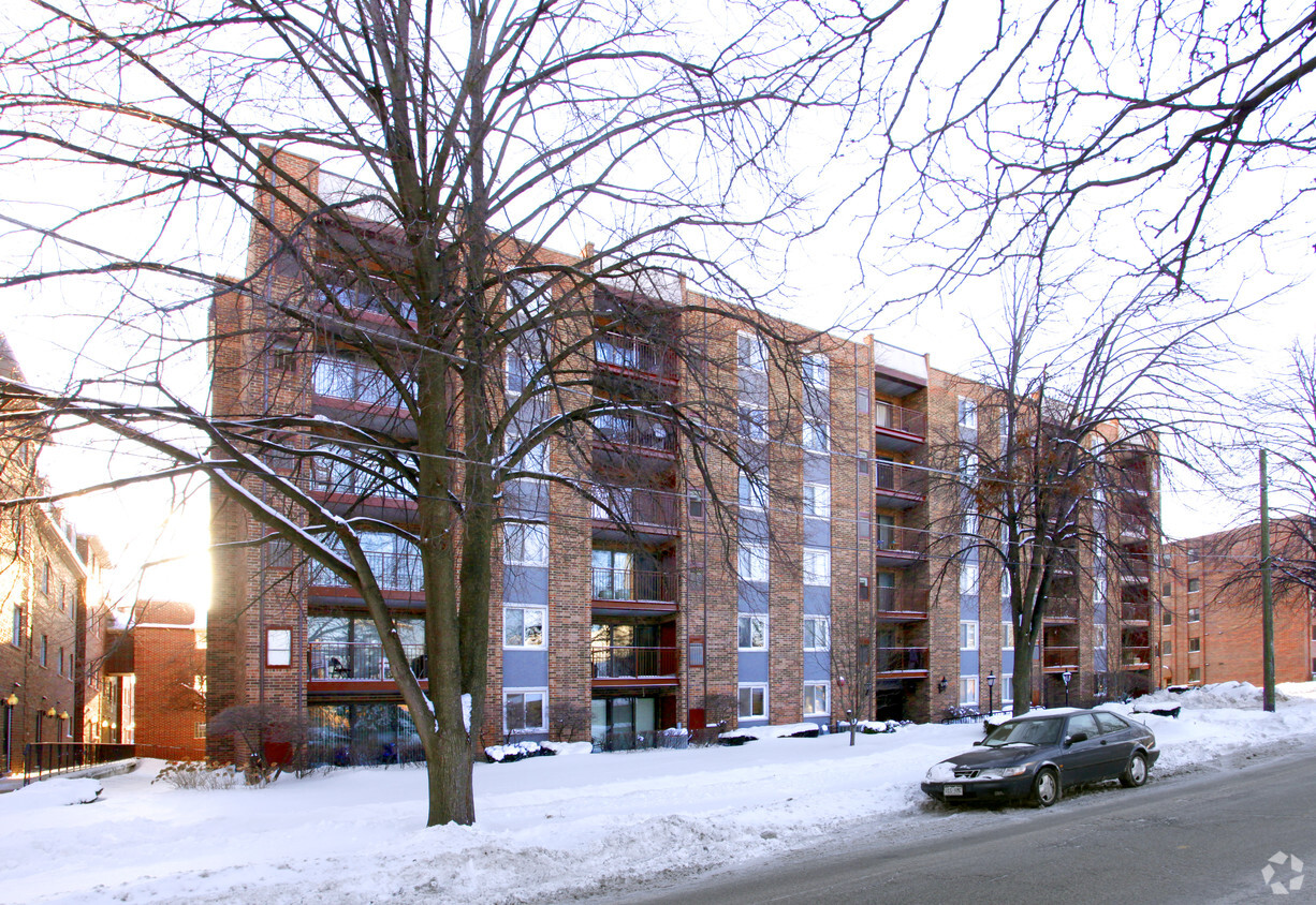 Building Photo - 825 Pearson St